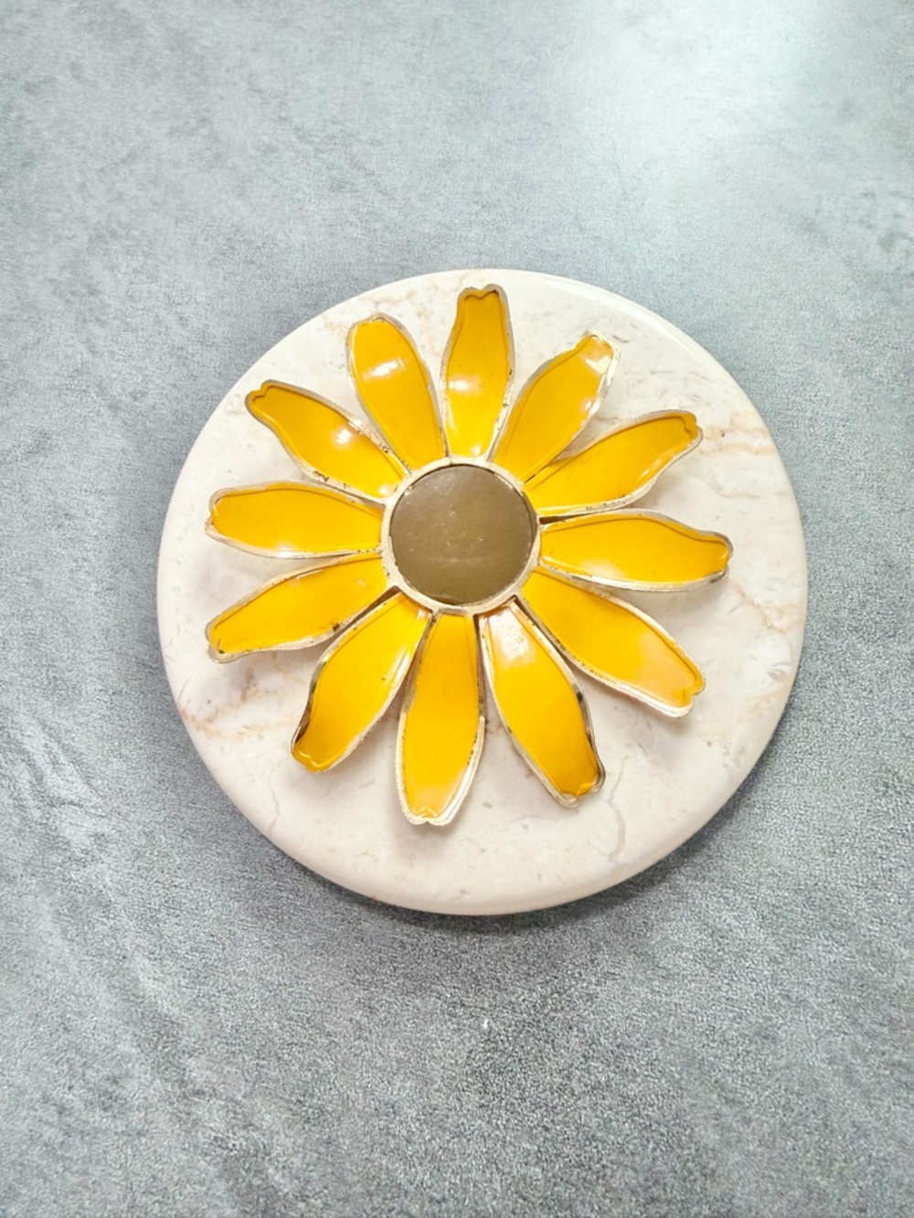 Vintage Enamel Brooch Over sized Gold Tone Yellow Daisy Flower Retro Spring - Picture 2 of 5